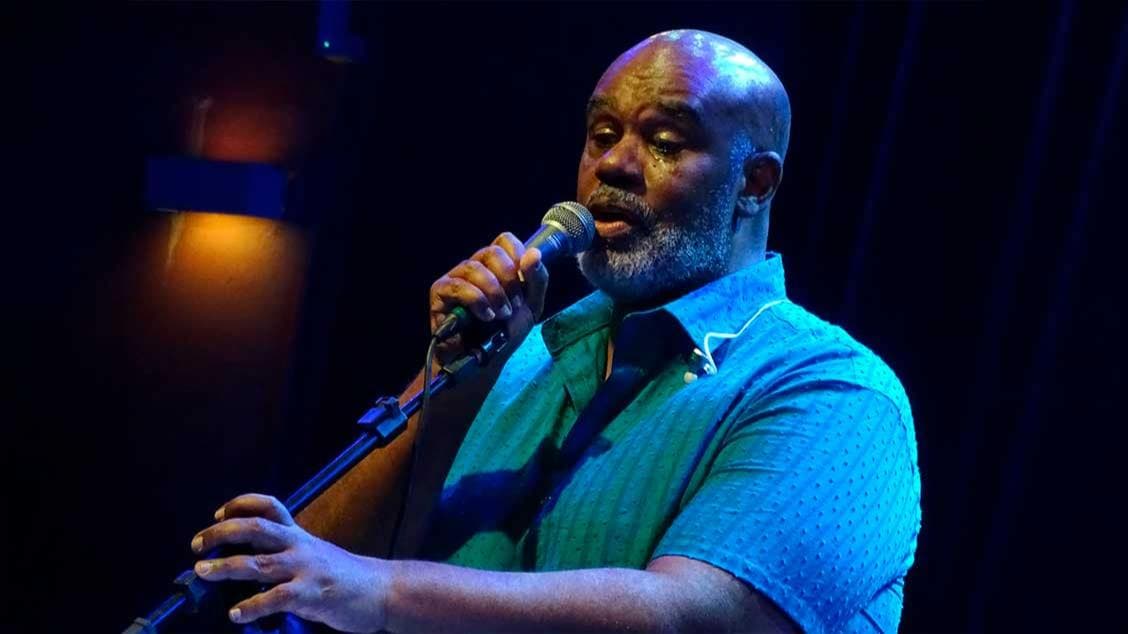 Sábado Homenagem apresenta UM CANTO NEGRO com Eduardo Canto